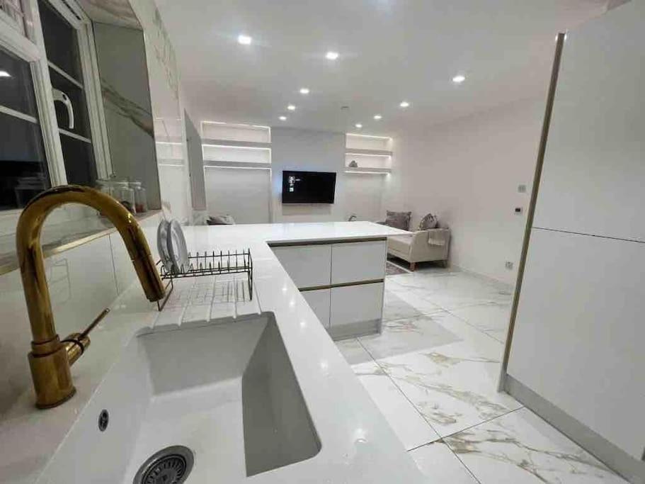 Premium Private Apartment Minutes To Central 런던 외부 사진